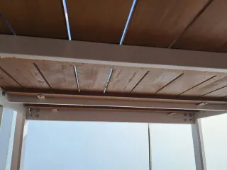 Mesa y 2 sillas para exterior en bueno estado