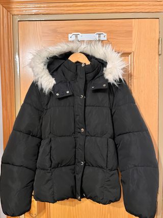 Abrigo negro con capucha y pelo