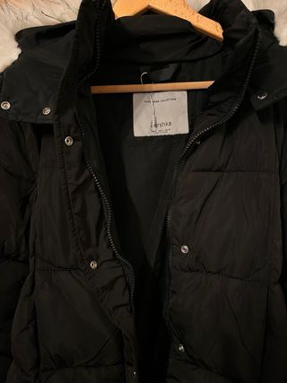 Abrigo negro con capucha y pelo