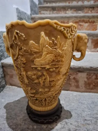 Vaso cinese in resina con elefanti