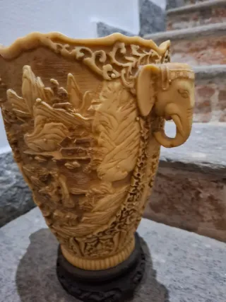 Vaso cinese in resina con elefanti