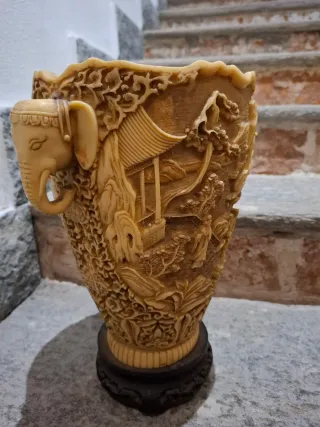Vaso cinese in resina con elefanti