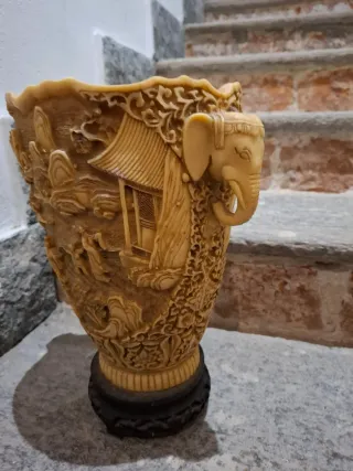 Vaso cinese in resina con elefanti