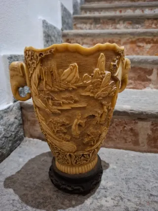 Vaso cinese in resina con elefanti