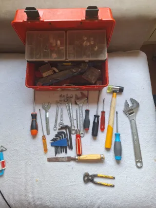 Caja de herramientas con herramientas