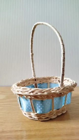 Cestino vimini con fiocco azzurro