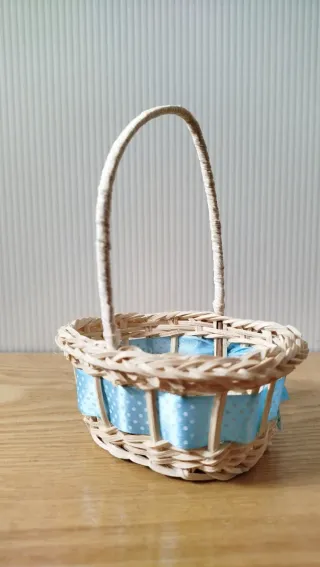 Cestino vimini con fiocco azzurro