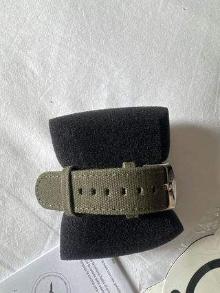 Reloj marca Naak esfera amarilla correa caqui.