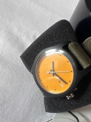 Reloj marca Naak esfera amarilla correa caqui.