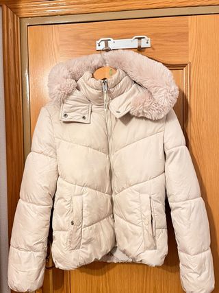 Abrigo beige con capucha de pelo