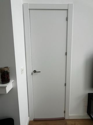 Puerta blanca maciza izquierda