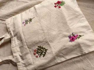 Bolso de tela bordado a mano