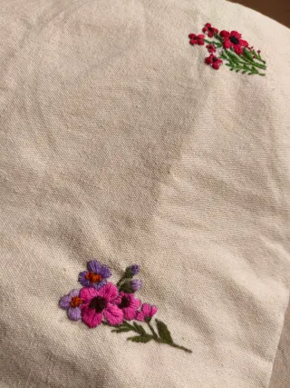 Bolso de tela bordado a mano