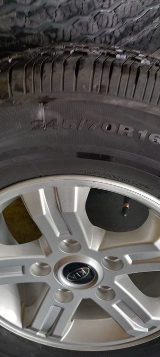 Llantas Kia Sorento (Juego de 5) con gomas.