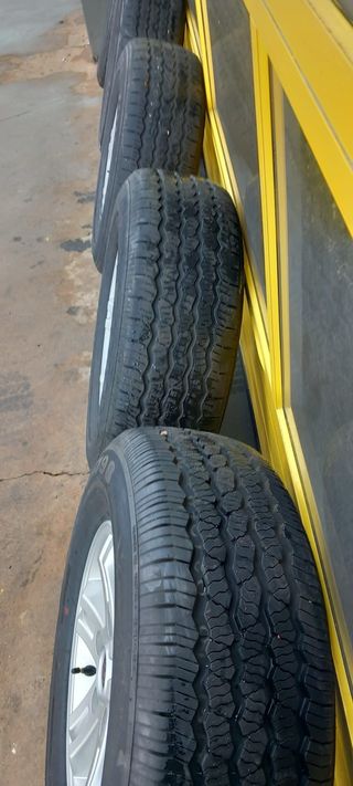 Llantas Kia Sorento (Juego de 5) con gomas.