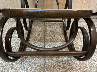 Mecedora antigua de madera y ratán