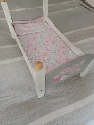 Bebé de silicona con cuna