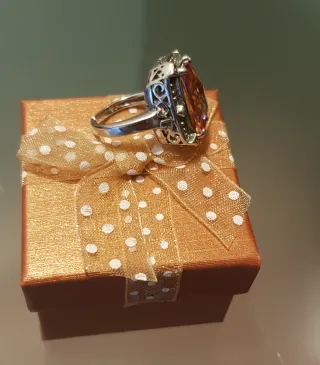 Anillo de plata y piedra color ambar