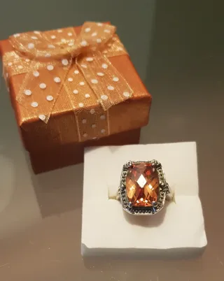 Anillo de plata y piedra color ambar