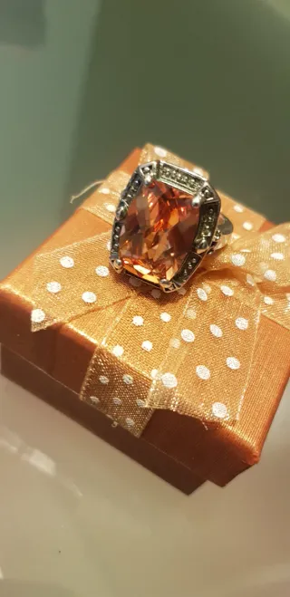 Anillo de plata y piedra color ambar