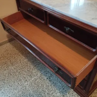 Cómoda de madera con espejo y mármol