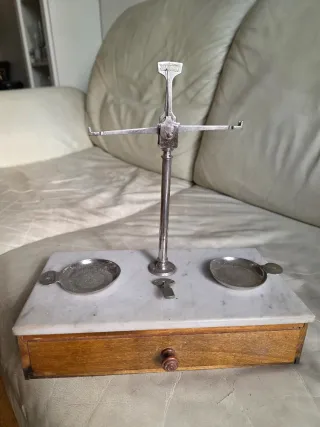 Balanza de precisión vintage antigua