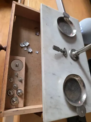 Balanza de precisión vintage antigua