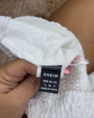 Corpete branco com folhos