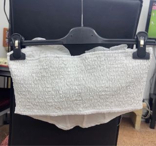 Corpete branco com folhos