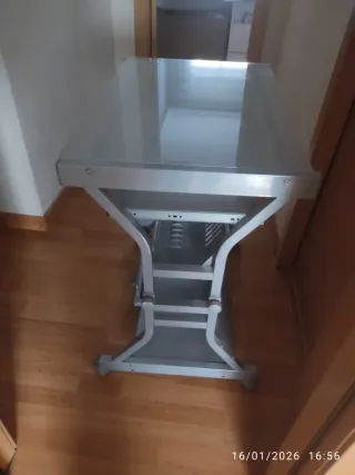 Escritorio metálico con ruedas