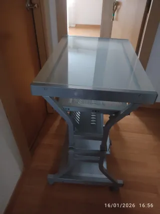 Escritorio metálico con ruedas