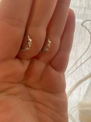 Orecchini a cerchio con cuoricini e diamantini