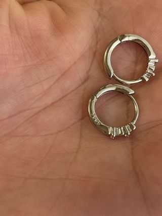 Orecchini a cerchio con cuoricini e diamantini