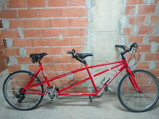 Bicicleta tándem roja