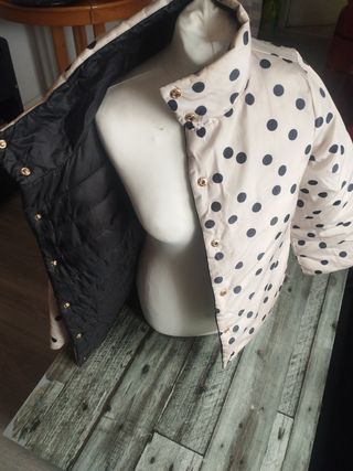 Chaqueta beige con lunares negros