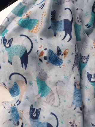 Pañuelo azul con estampado de gatos