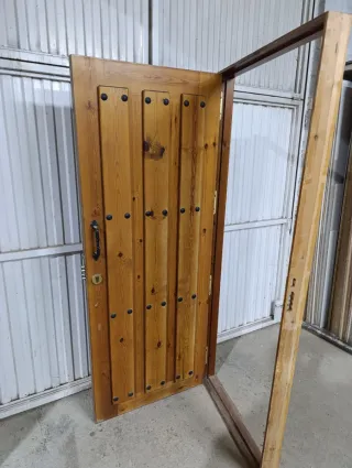 Puerta de entrada de madera maciza