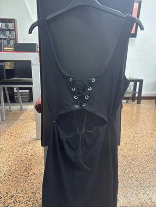 Vestido preto com detalhes