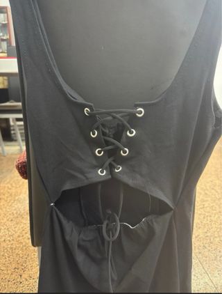 Vestido preto com detalhes