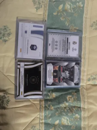 Lote 4 cromos fútbol con reliquia.