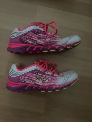 Zapatillas Fila Rosa y Blanca