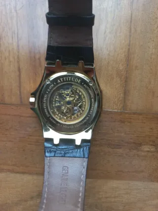 Reloj Attitude Galeria del Coleccionista Dorado