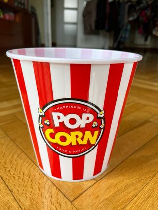 Máquina de palomitas roja y blanca