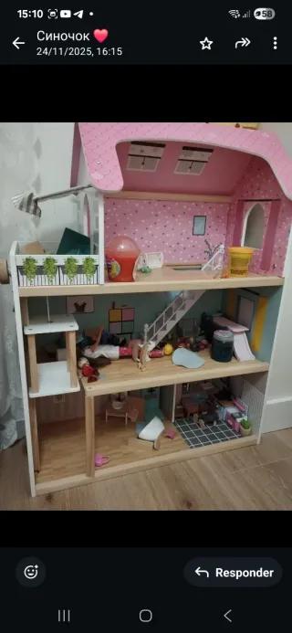 Casa de muñecas de madera