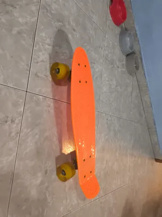 Monopatín naranja casi nuevo
