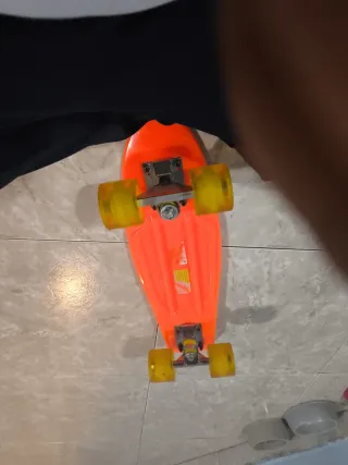 Monopatín naranja casi nuevo
