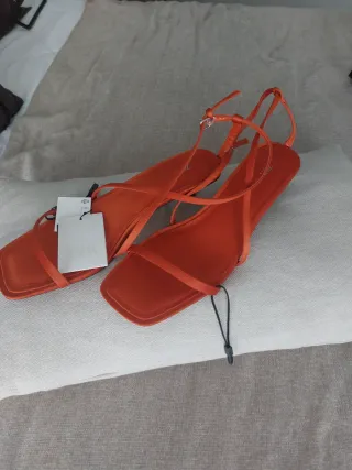 Sandalia Zara naranja nueva