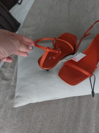 Sandalia Zara naranja nueva