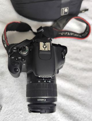 Cámara Canon EOS 600D con objetivo 18-55mm