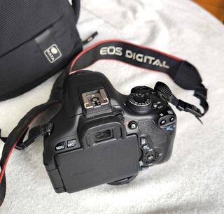 Cámara Canon EOS 600D con objetivo 18-55mm